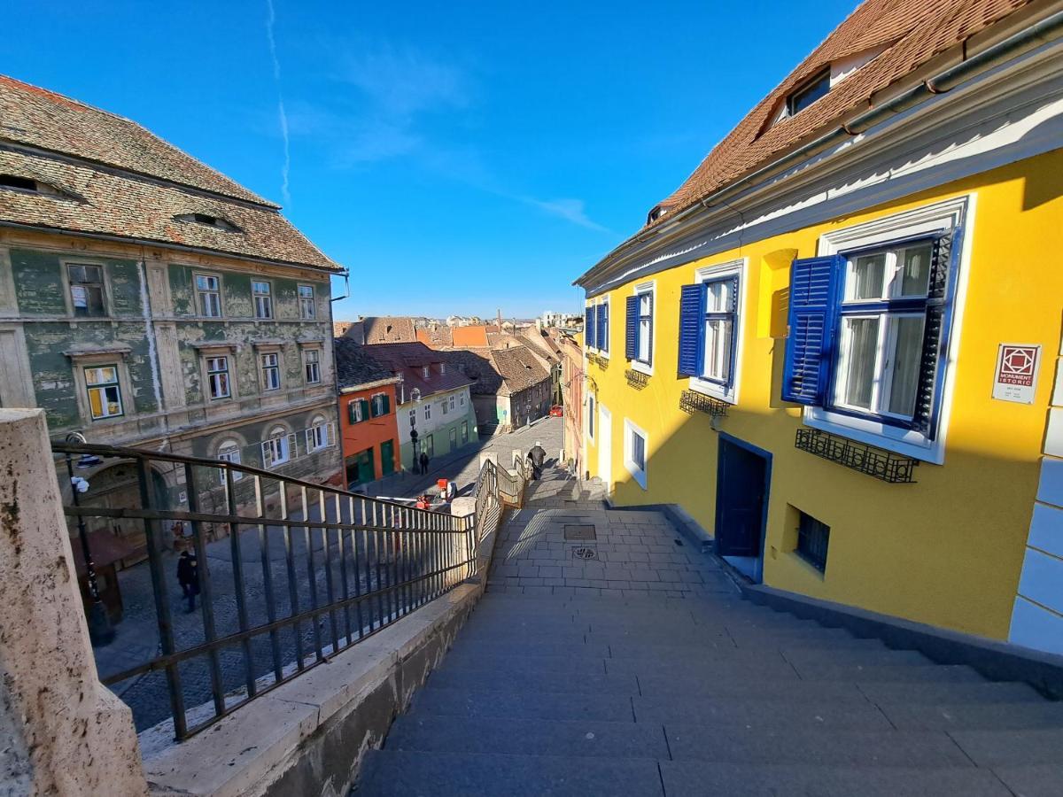 Cozy Apartment In The Heart Of Sibiu Exterior photo