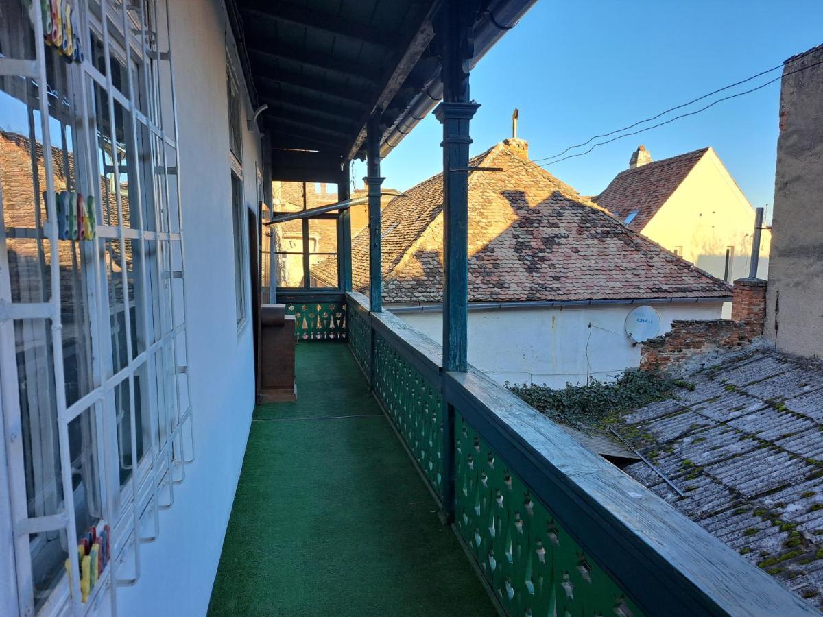 Cozy Apartment In The Heart Of Sibiu Exterior photo